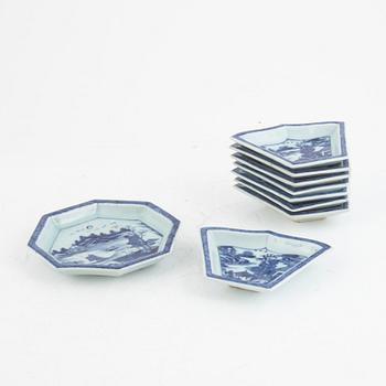 A nine piece Chinese export blue and white cabaret, Qing dynasty, Qianlong (1736-95).