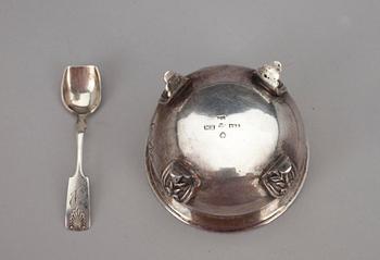 SALTKAR, silver, 13L, sannolikt Wilhelm Petterson (1870-1900), Åbo samt SALTSKED, silver, "Muslan"-serien. Vikt 40,7 g.