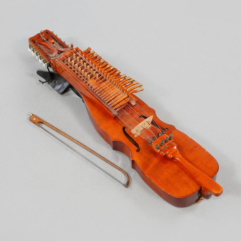 NYCKELHARPA samt STRÅKE, 1900-tal.