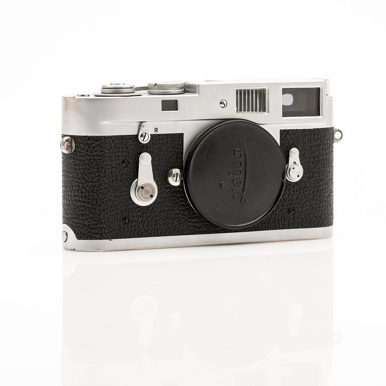 Leica M2.