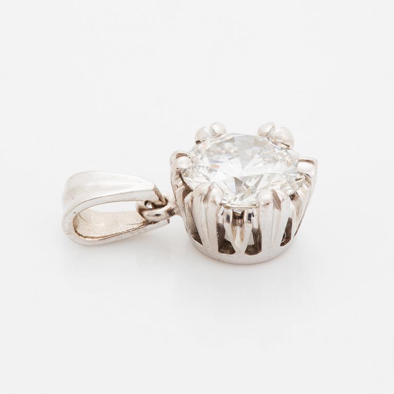 Brilliant-cut diamond pendant.
