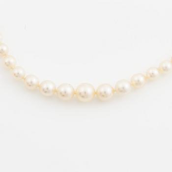 Collier med doserade pärlor, lås vitguld med tre gammalslipade diamanter.