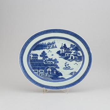 A large blue and white serving dish, Qing dynasty, 19th century.