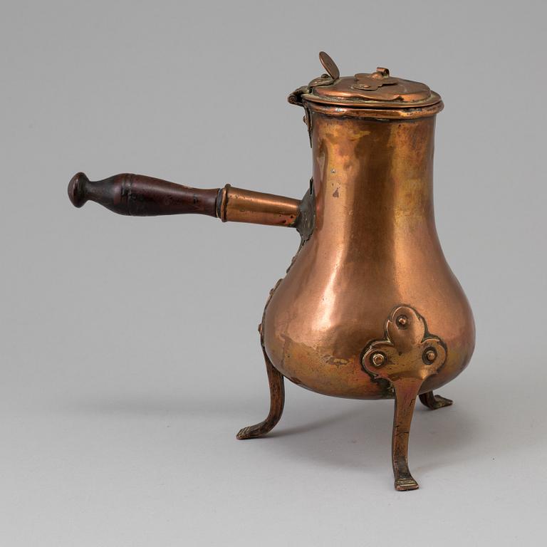 AN 18TH CENTURY COPPER CHOCOLATE POT.