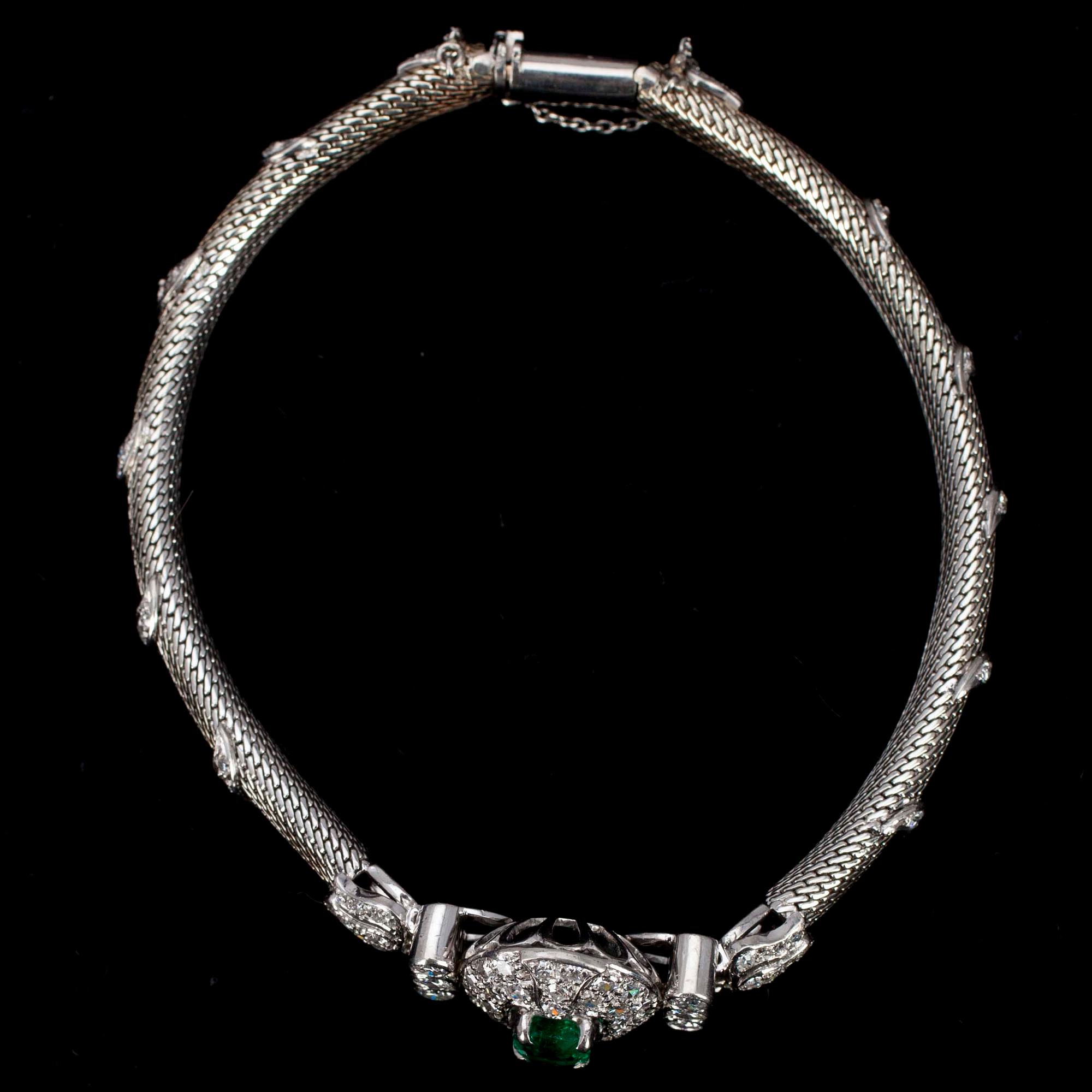 ARMBAND, 18K vitt guld, 1 smaragd 5 x 6 cm, 104 diamanter ca 2,5 ct. Vikt ca 26,7 g.