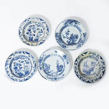 14 blue and white berry plates and five small plates, porcelain, China, Qianlong (1736-95) and Jiaqing (1796-1820).