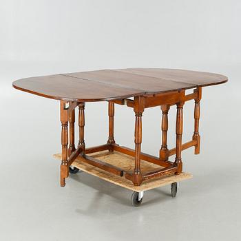 A gate-legged table, 18th/19th century.