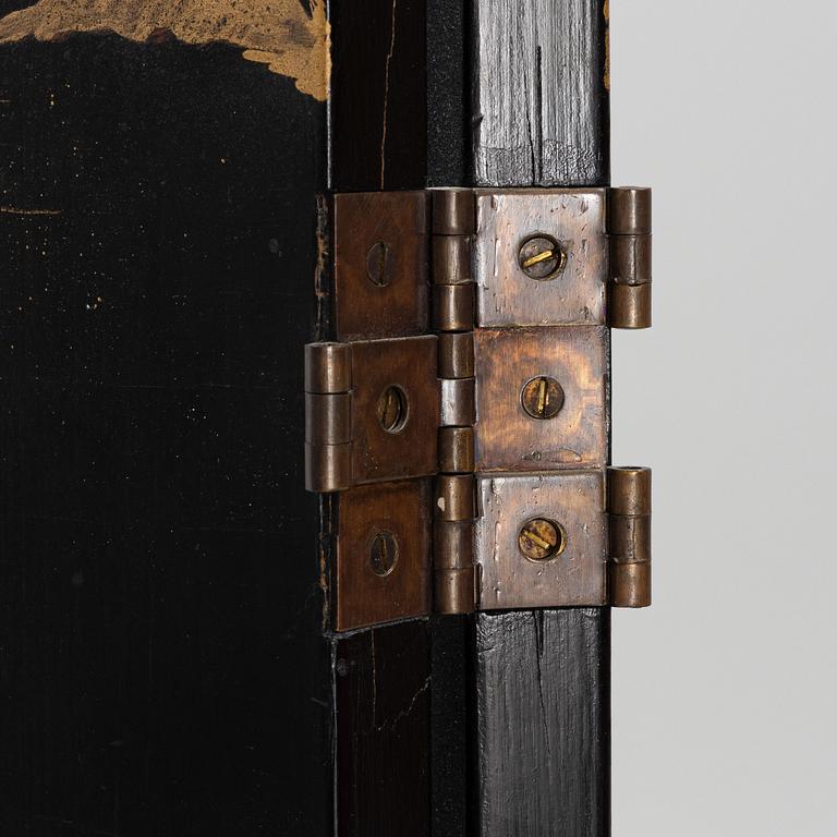 Vikskärm, lackat trä, omkring 1900-talets mitt.