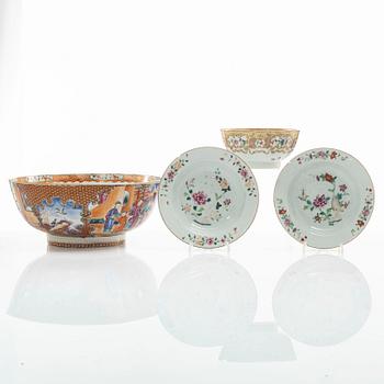 Bålskål, spilkum och bärtallrikar, ett par, porslin. Kina, Qingdynastin, 1700-tal.