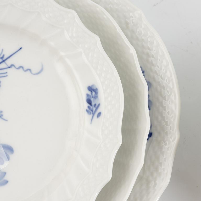 Sevisdelar, porslin, 83 delar, "Blå Blomst", Royal Copenhagen, Danmark.