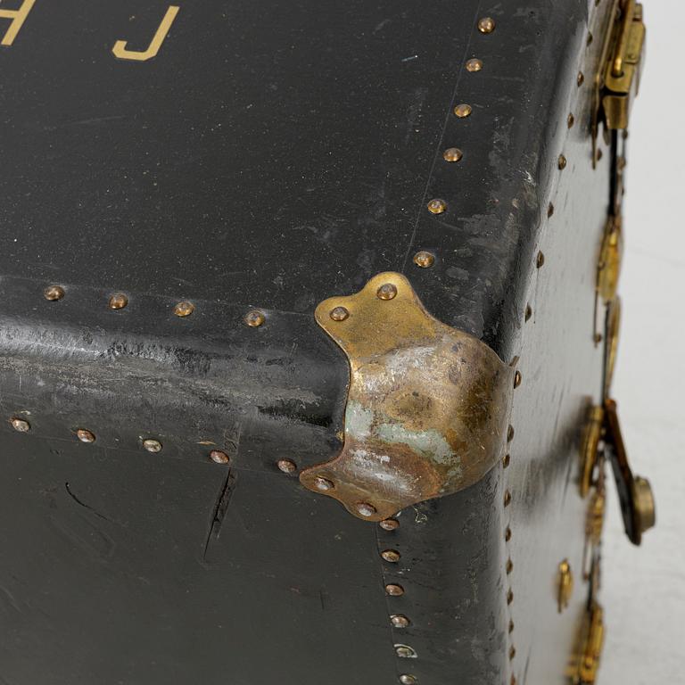 A trunk, first half of the 20th century.