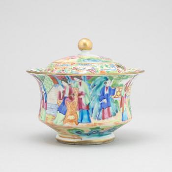 A famille rose Canton jar with cover, Qing dynasty, 19th Century.