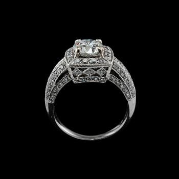 A RING, 18K white gold, brilliant cut diamond 1.30 ct G/I. Total weight c 2.12 ct. Laser marked. Weight 7 g.