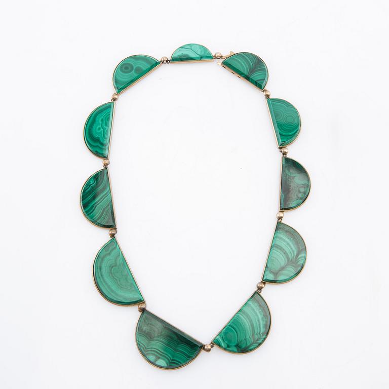 Halsband, ring och armband med slipade malakiter, Kina 1900-talets första hälft.