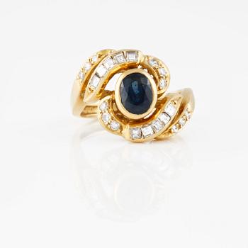 RING, 18K guld med briljant och carréslipadediamanter samt ovalslipad blå safir. Vikt 5,6 gram.