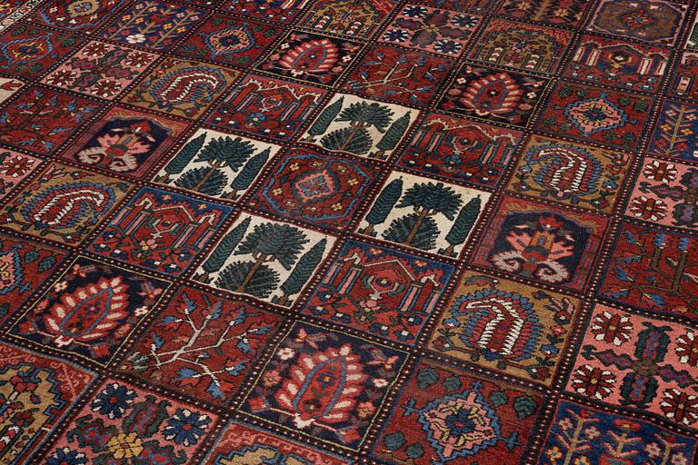 An antique/semi-antique Chahar Mahal va Bakhtiari carpet, c 450 x 375 cm.