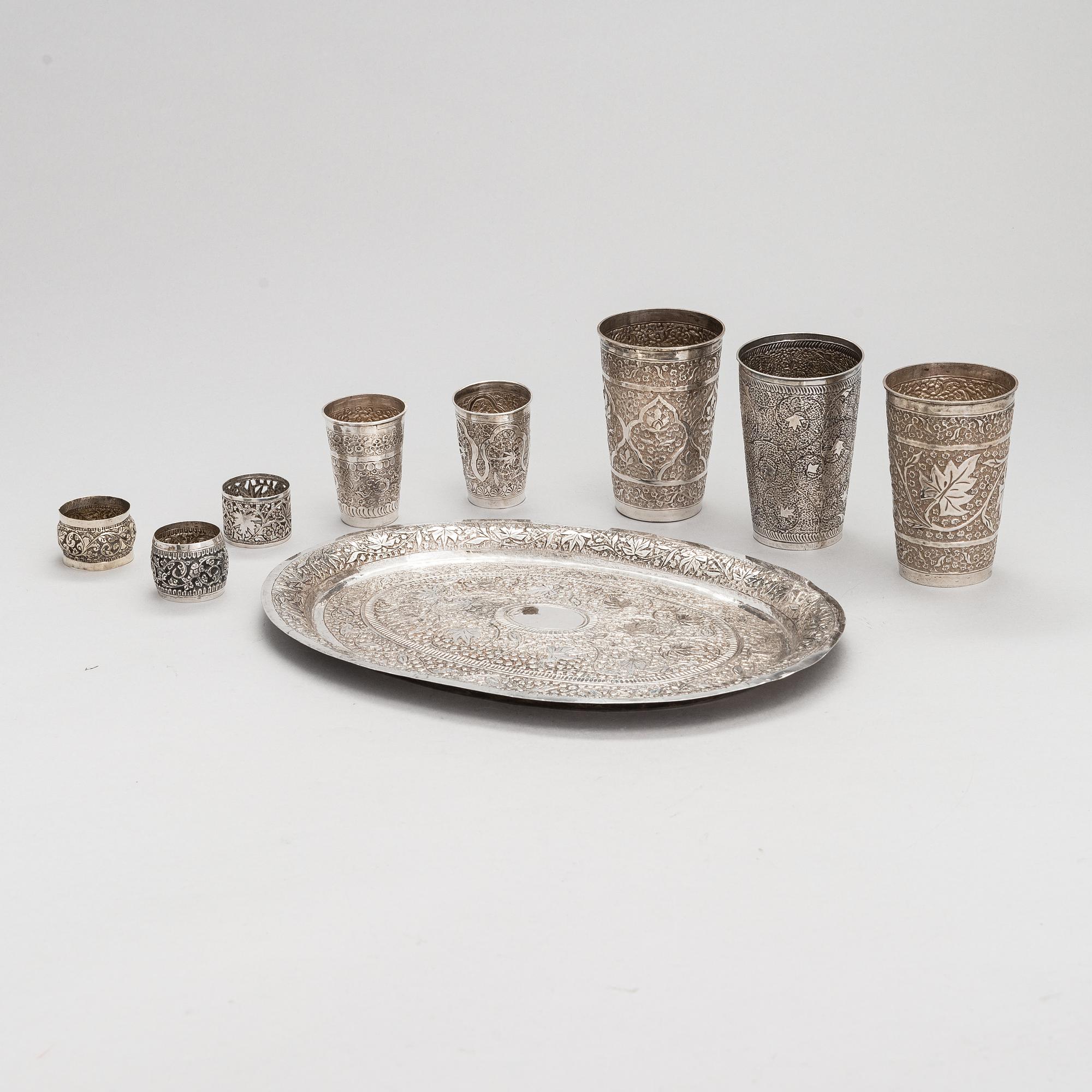 Silverföremål, 9 st: fat, tre servettringar och fem bägare, sannolikt Indien, 1900-tal.