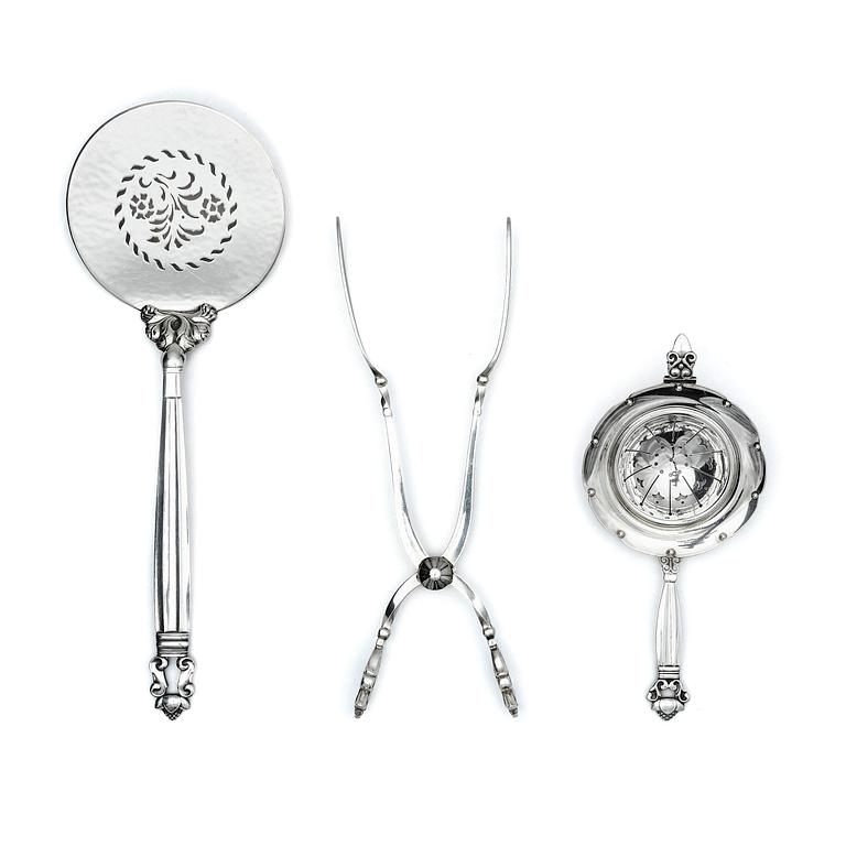 Georg Jensen, a sterling silver serving spade, a sandwich tong and a tea strainer, 3 pcs, Copenhagen after 1945 and one 1925-1932.