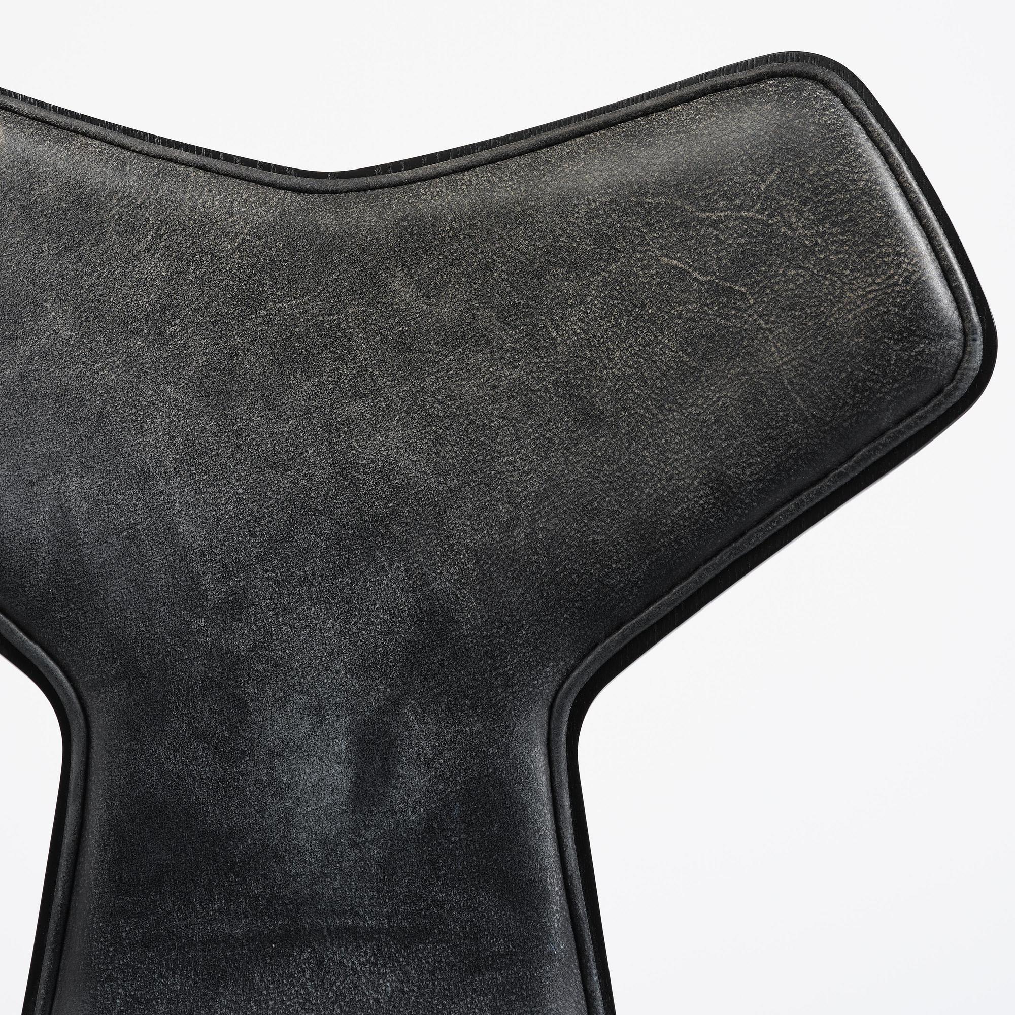 Arne Jacobsen, a set of six "Grand Prix" (Exclusive Edition Black) dining chairs, Fritz Hansen, 2021.