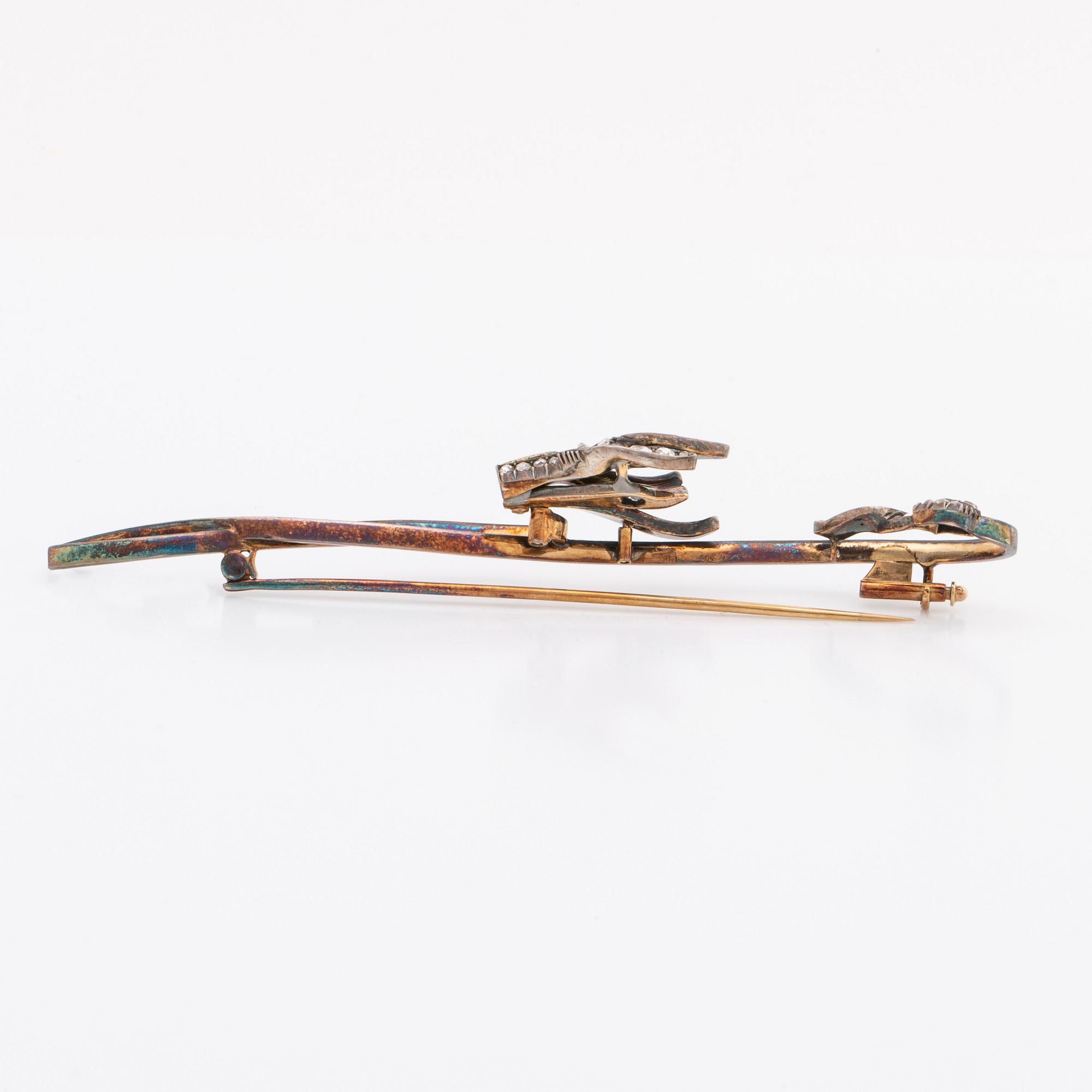 BROOCH 14K gold and silver old-cut diamonds approx 1 ct in total, length approx 10 cm.