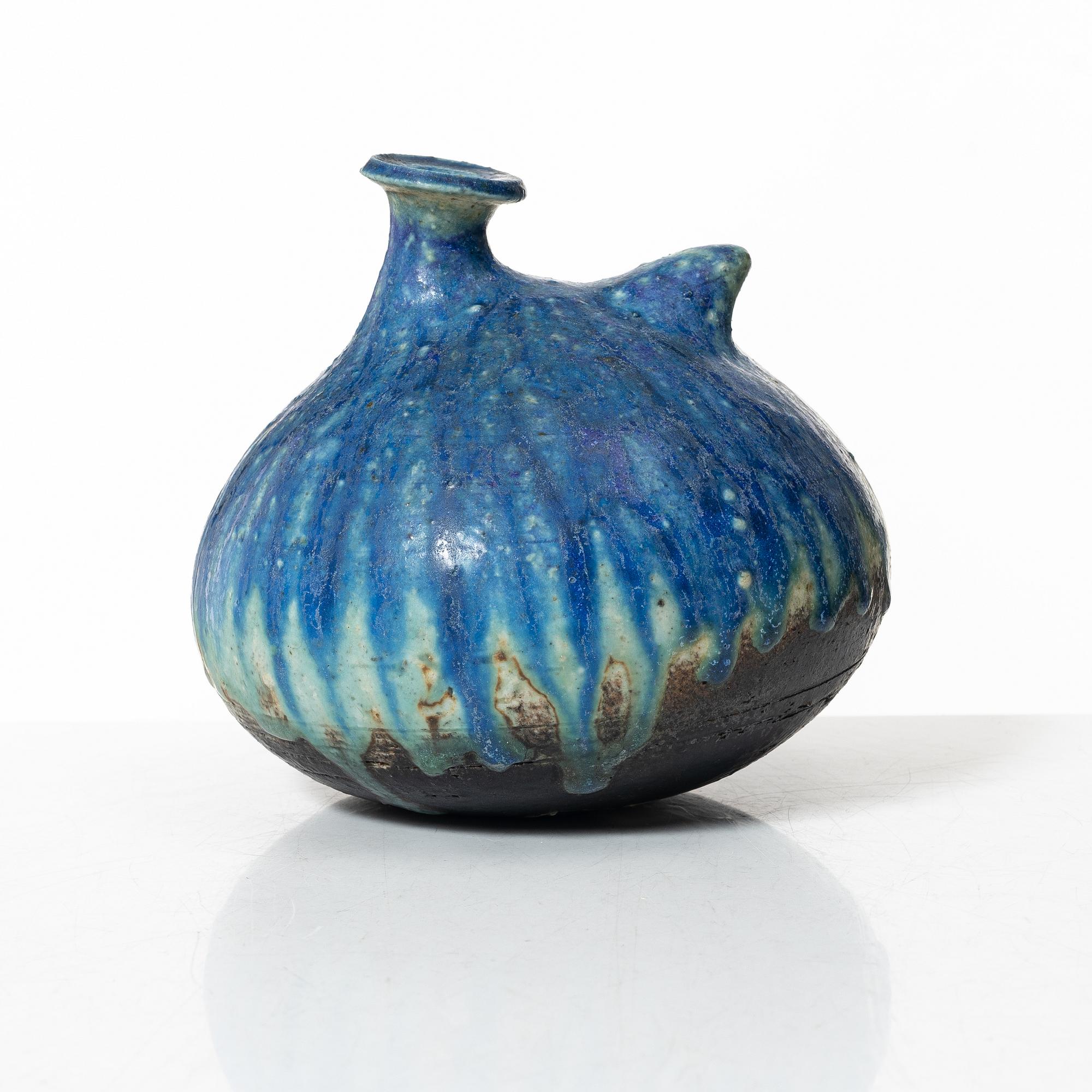 Francesca Mascitti-Lindh, a chamotte stoneware vase, Arabia, Finland.