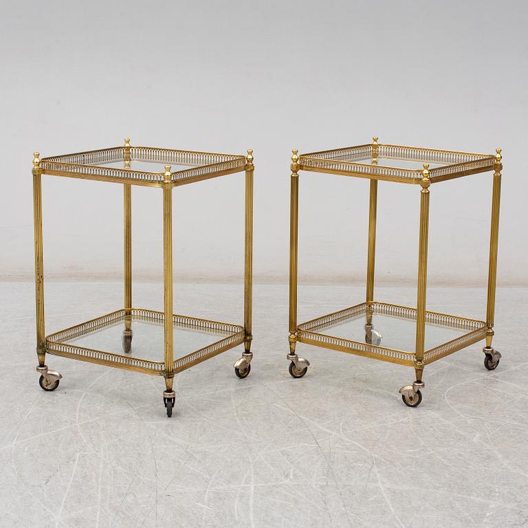 SERVERINGSBORD, ett par, glas och mässing, 1900-talets andra hälft.