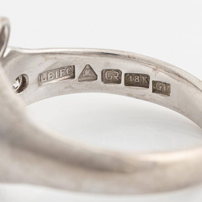 An 18K white gold ring set with round brilliant-cut diamonds.