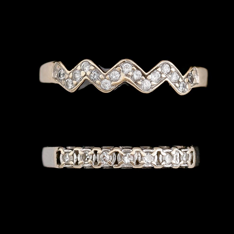 RINGAR, 2 st, 18 k vitguld, en med diamanter. Vikt ca 4 g.
