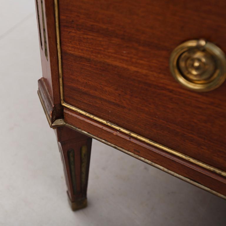 BYRÅ, sengustaviansk, omkring år 1800.