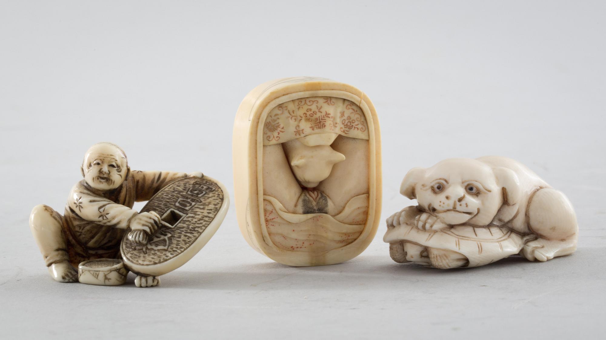 NETSUKES, 3 st, signerade. Japan, Meiji. Omkring 1900.