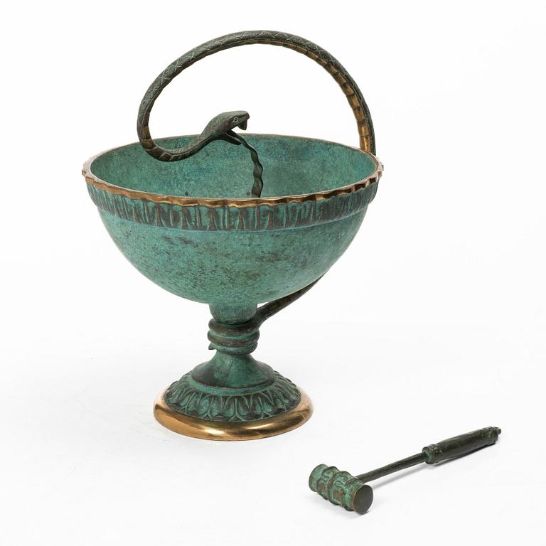 A footed bowl/apothocary's bowl, 20th/21st century.