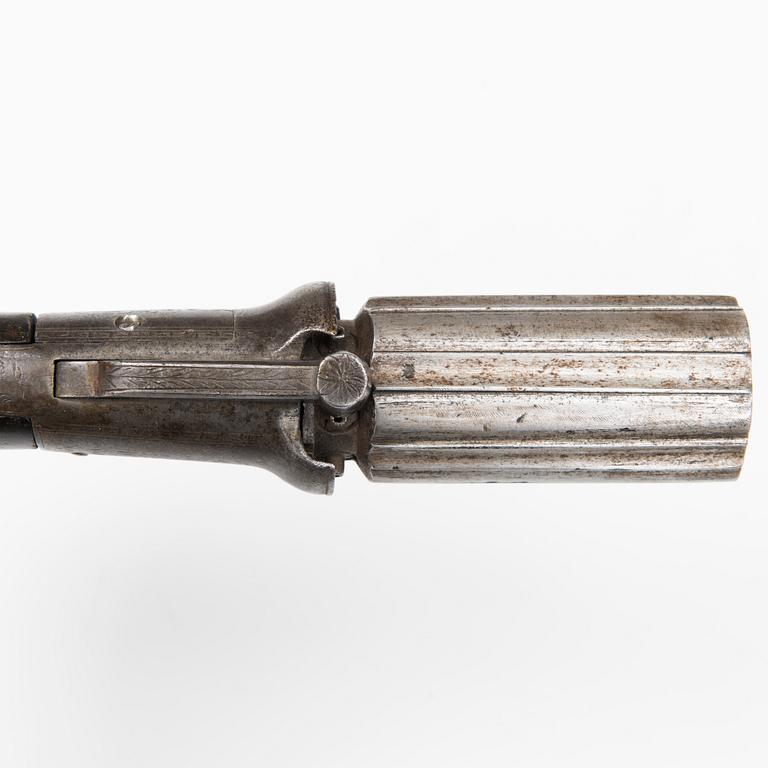 NALLILUKKOPISTOOLI, ns. Pepperbox, kuusipiippuinen, 1800-luvun alkupuoli.