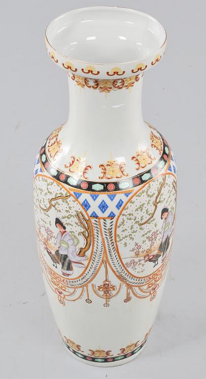 GOLVVAS, porslin, Kina, 1900-tal.