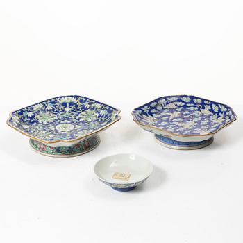 Two enamelled dishes, Qing dynasty, circa 1900.