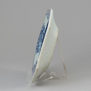 A blue and white export porcelain serving dish, Qing dynasty, Qianlong (1736-95).