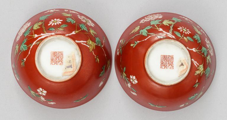 A pair of coral red ground enamelled bowls, Qing dynasty (1644-1912), with Daoguang´s seal mark.