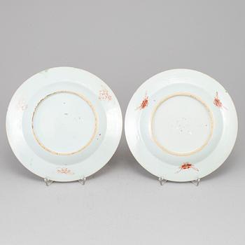 TALLRIKAR, ett par, kompaniporslin. Qingdynastin, Qianlong (1736-95).