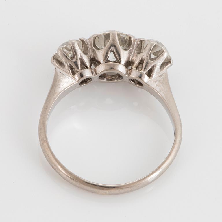 Ring 18K vitguld med tre gammalslipade diamanter.