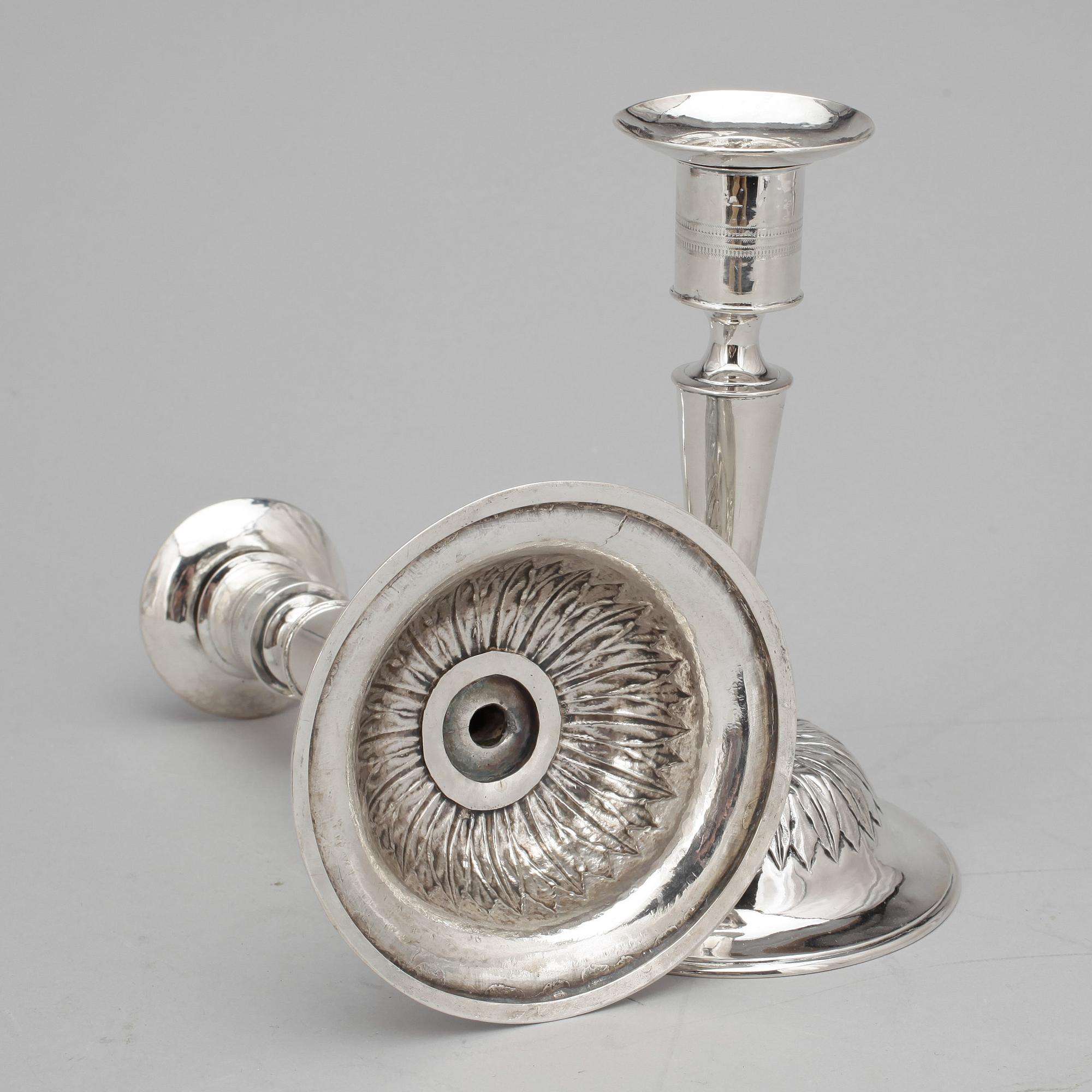 LJUSSTAKAR, ett par, silver, empire, otydliga mästarstämplar, 1818. Vikt 213g.