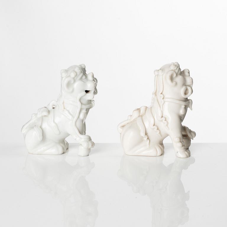 A pair of Chinese blanc de chine figures of buddhist lions, Qing dynasty, Kangxi (1662-1722).