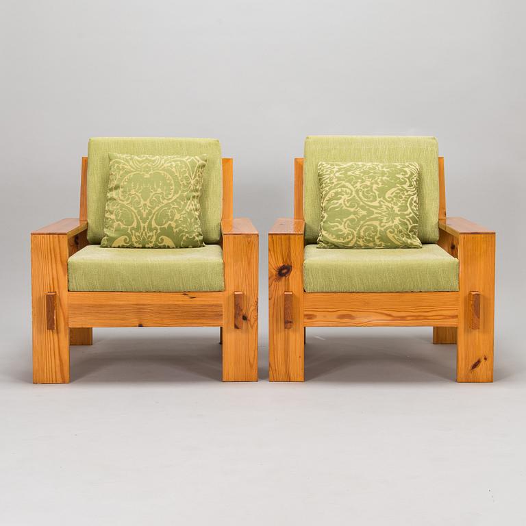 A pair of 1960/1970s armchairs.