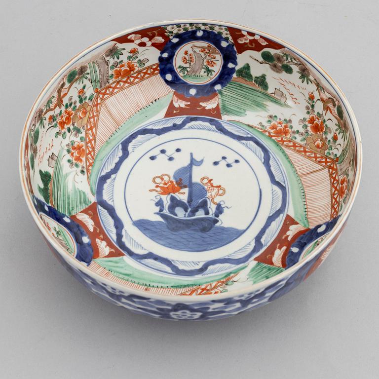 A Japanese porcelain bowl, Meiji period (1868-1912), around the year 1900.