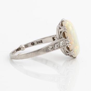 Ring in 18K white gold with an opal and round brilliant-cut diamonds.