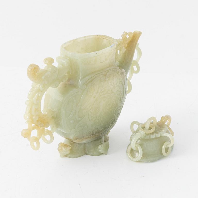 Kanna med lock, nefrit. Kina, sent 1900-tal.