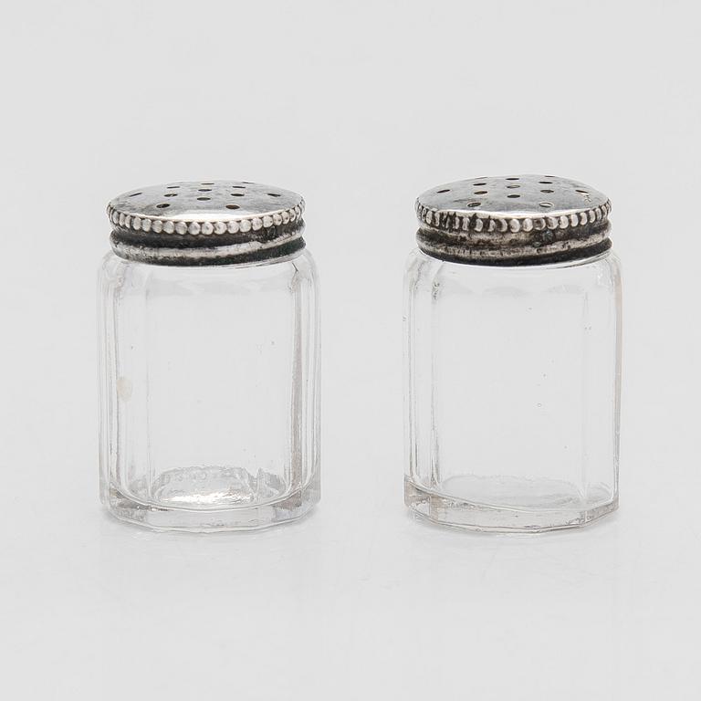 Snapsbägare, 7 st, och saltkar, 8 st, silver, glas, Tavastehus och Åbo 1948-54, fem saltkar med svensk kontrollstämpel.