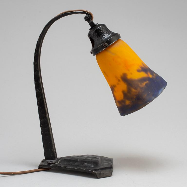 MULLER FRES LUNEVILLE. A table lamp.