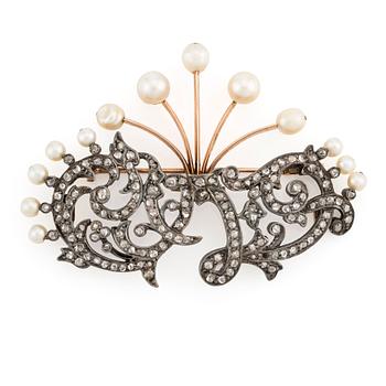 532. An 18K gold and silver brooch with rose-cut diamonds and pearls.