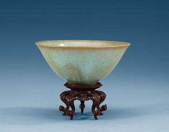 A lavender Chün-glazed bowl, Song/Yuan dynasty.