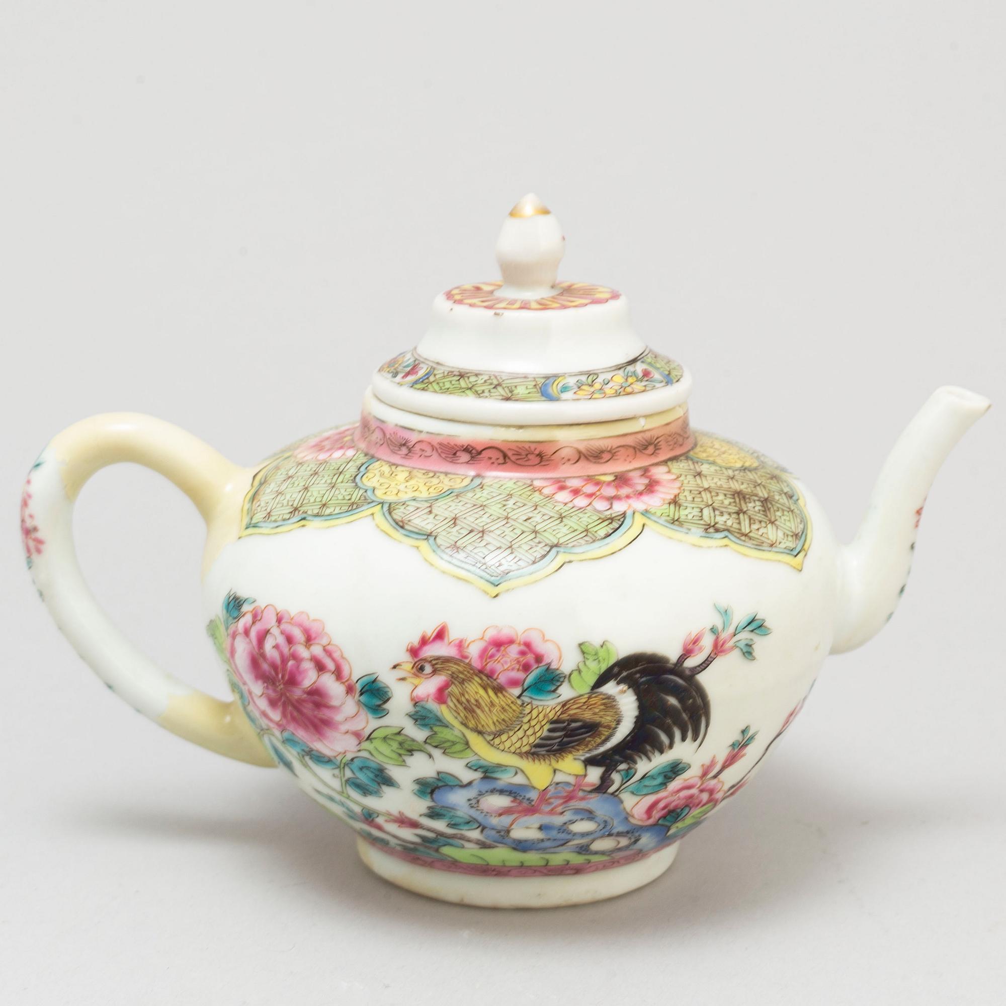 A famille rose teapot, blue and white jar and a placquer, Qing dynasty and 20th century.