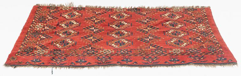 An antique Turkmeni churval, 142 x 84 cm.